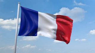 Im Wind wehende Flagge Frankreichs vor blauem Himmel (Quelle: imago/blickwinkel)