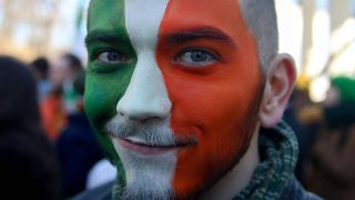 Ein junger Mann mit einer aufgemalten irischen Flagge im Gesicht (Quelle: imago/ITAR-TASS)