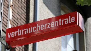 Ein Schild der Verbraucherzentrale (Quelle: dpa/Oliver Berg)