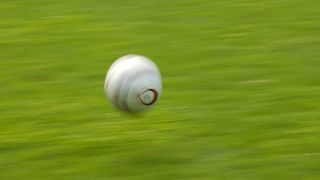Fussball fliegt über das Fußballfeld (Quelle: imago/blickwinkel)
