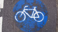 Radweg Markierung auf dem Straßenbelag (Quelle: imago)