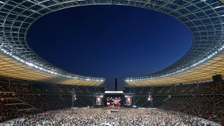 Der amerikanische Sänger Bruce Springsteen singt am 19.06.2016 in Berlin bei seinem Konzert im Rahmen der "The River Tour" im Olympiastadion (Quelle: dpa/Kalaene)