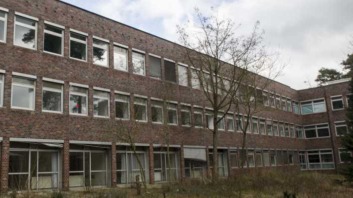 Hauptgebäude auf dem Gelände der ehemaligen Lungenklinik im Heckeshorn am Wannsee, aufgenommen im Februar 2015 (Quelle: dpa/Paul Zinken)
