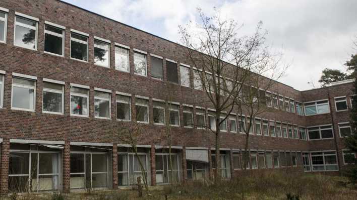 Hauptgebäude auf dem Gelände der ehemaligen Lungenklinik im Heckeshorn am Wannsee, aufgenommen im Februar 2015 (Quelle: dpa/Paul Zinken) Hauptgebäude auf dem Gelände der ehemaligen Lungenklinik im Heckeshorn am Wannsee, aufgenommen im Februar 2015 (Quelle: dpa/Paul Zinken)