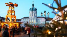 Charlottenburger Weihnachtsmarkt vor dem Schloss (Bild: imago images/Müller-Stauffenberg)