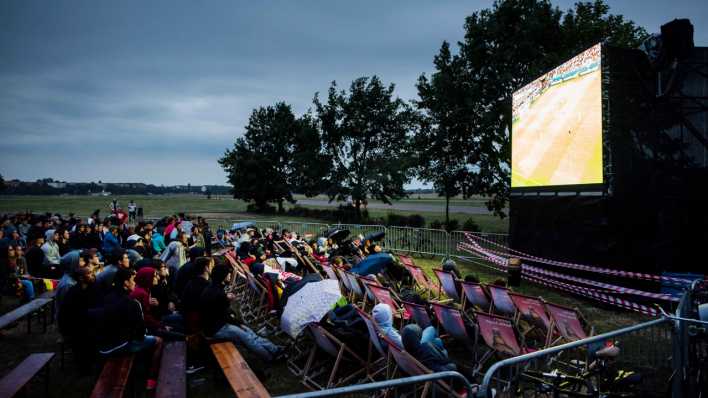 Fans schauen am 12.06.2016 beim Public Viewing auf dem Tempelhofer Feld in Berlin das Spiel der deutschen Mannschaft gegen die Ukraine bei der Fußball-EM in Frankreich auf einem Großbildschirm. (Quelle: dpa)