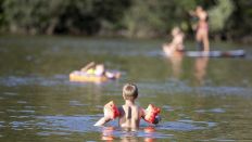 Kinder baden in einem See. Quelle: dpa/Heiko Becker