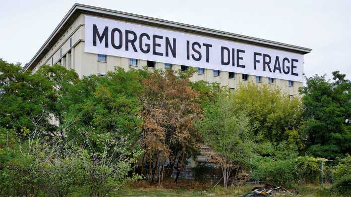 An der Außenfassade des Berliner Clubs Berghain hängt ein Banner mit der Aufschrift "Morgen ist die Frage" von der Künstlerin Rirkrit Tiravanija (Quelle: Noshe) An der Außenfassade des Berliner Clubs Berghain hängt ein Banner mit der Aufschrift "Morgen ist die Frage" von der Künstlerin Rirkrit Tiravanija (Quelle: Noshe)