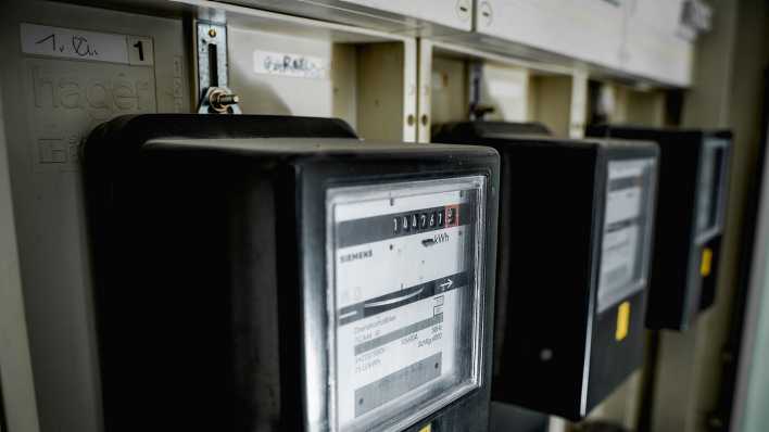 Stromzähler in einem Strom Kasten in einem Privathaus. (Quelle: dpa/Michael Bihlmayer)