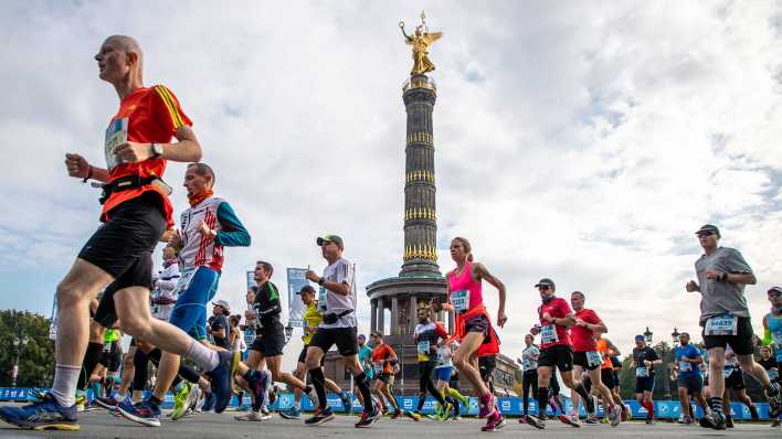 Die Läufer der ersten Welle des BMW Berlin Marathon passieren auf der Straße des 17. Juni die Siegessäule. (Quelle: dpa/Andreas Gora)