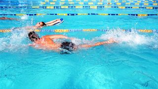 Vereinsschwimmer beim Training in einem Freibad. (Quelle: dpa)