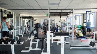 Archivbild: Sportler trainieren im Fitnesscenter mit einer Vielzahl von Geräten. (Quelle: dpa/Knerschke)